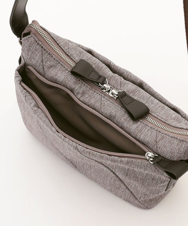 Y'SACCS ストリームラインポシェット ベージュ