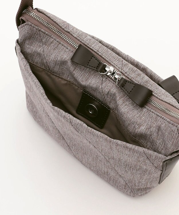 Y'SACCS ストリームラインポシェット ベージュ