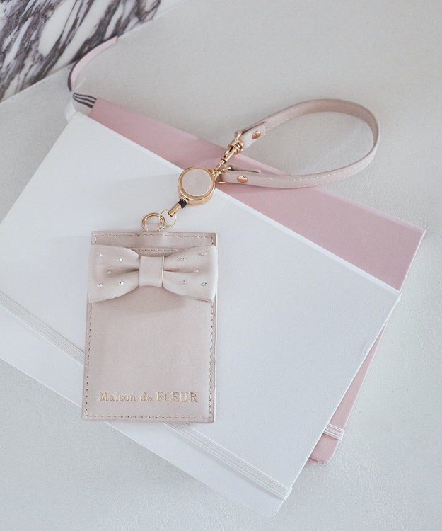 Maison de FLEUR クリアストーンリボンリールパスケース Grayish Pink