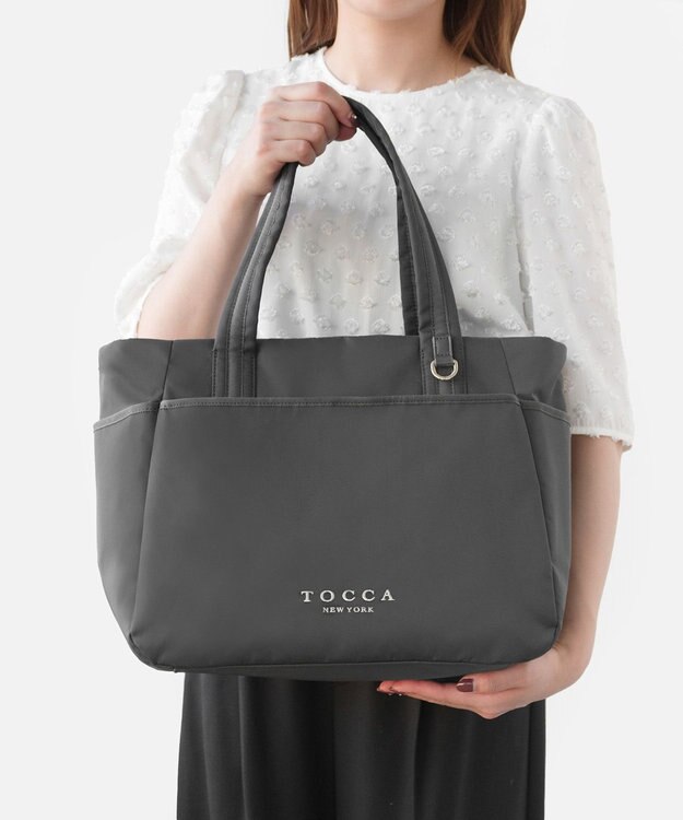 TOCCA 【WEB＆一部店舗限定・環境にやさしい素材】【A4サイズ対応】TRAVERSA MOTHERS TOTE マザーズバッグ ライトグレー系