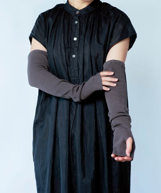 AND WOOL 〈上質な素材と手仕事から生まれた優しいニット〉コットンシルクカシミヤのアームカバー チャコールグレー