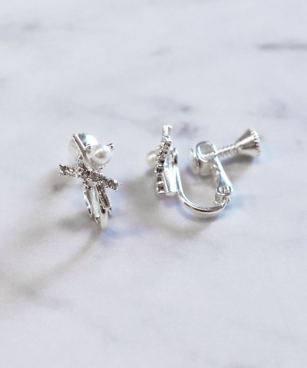 Tiaclasse 【安田美沙子さん着用・金属アレルギー対応】パール付きクロスピアス／イヤリング イヤリング：シルバー