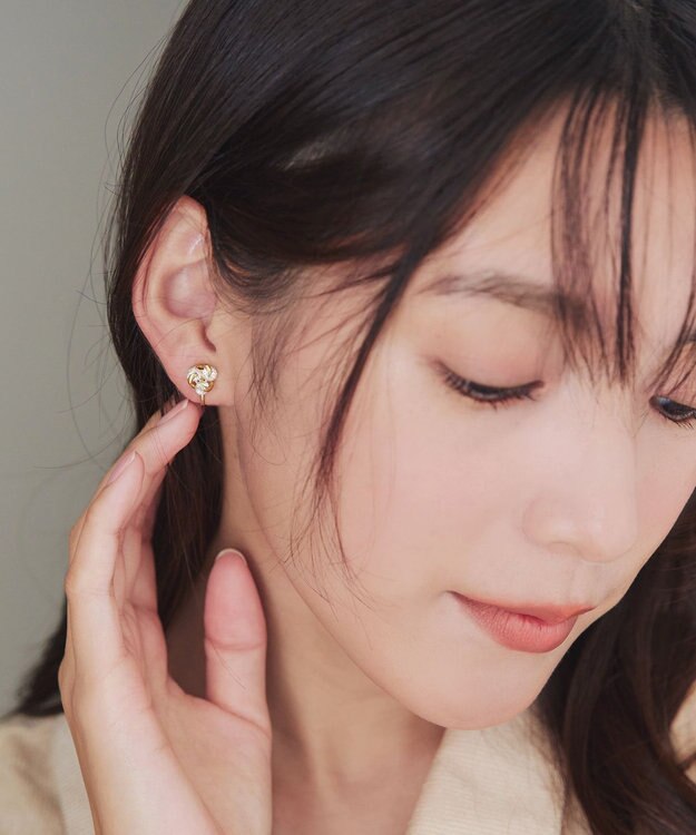 Tiaclasse 【安田美沙子さん着用・金属アレルギー対応】スウィングストーンピアス/イヤリング イヤリング：ゴールド