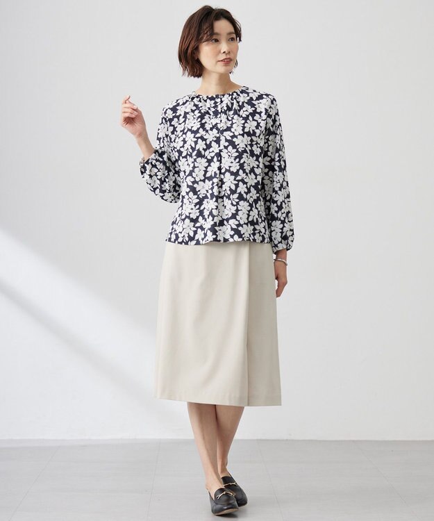J.PRESS LADIES 【洗える】スパンフラワープリント  ボートネック ブラウス ネイビー×オフ系