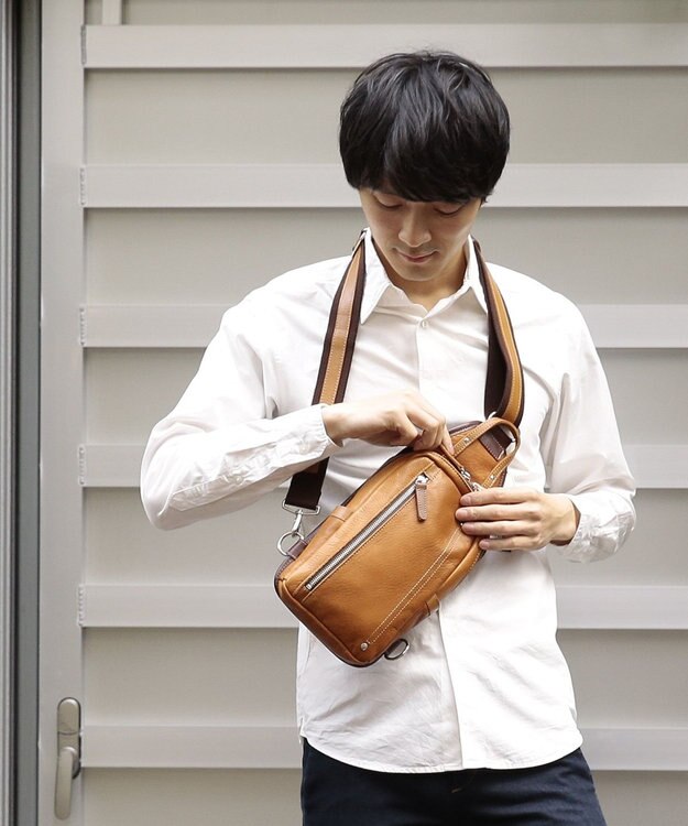 UNBILLION Otias シュリンクレザーオイル仕上げタテ型ボディバッグ ブラウン