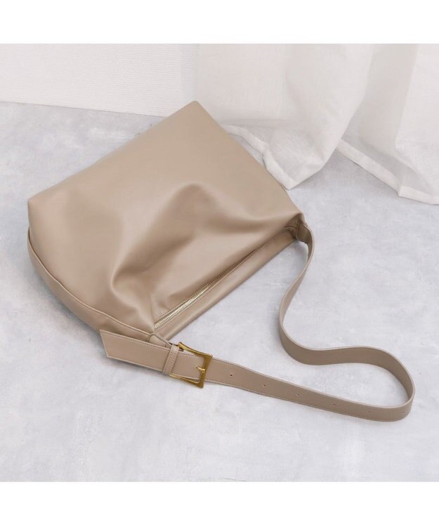 UNBILLION カシュカシュ cachecache / バックル付きビッグショルダー オーク