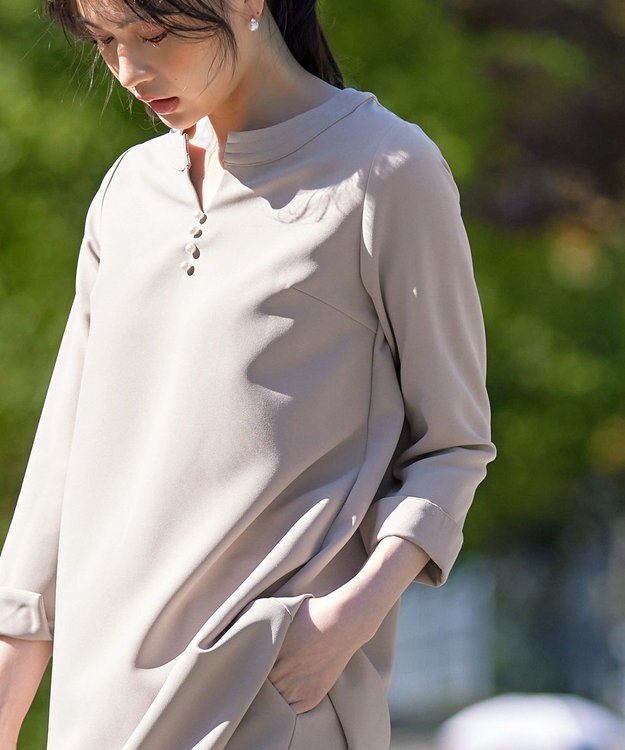 Tiaclasse 【ダブルストレッチ・洗える】スキッパーパールチュニックブラウス グレージュ