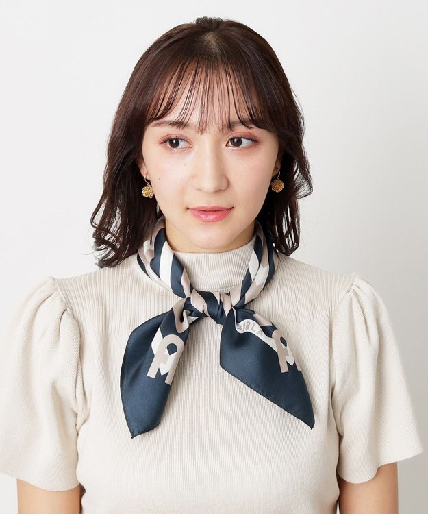 MOONBAT 【美人百花4月号掲載/シルク100%】フルラ (FURLA) スクエア柄 シルクプリントスカーフ 65cm×65cm ネイビーブルー