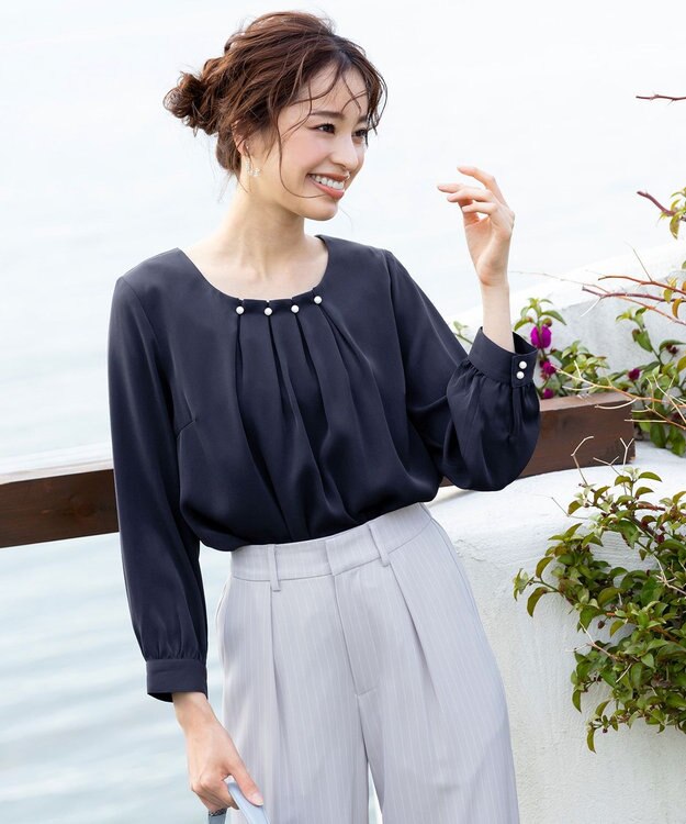 Tiaclasse L 【洗える】大人上品なタックパールブラウス ネイビー