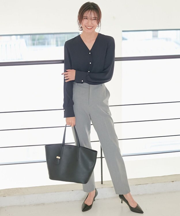 23区 バックサテンアムンゼン Vネック ブラウス ネイビー系