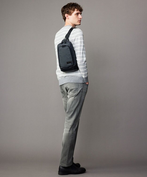 JOSEPH ABBOUD 【軽量/コンパクト】インターレースカルゼ ボディーバッグ グレー系