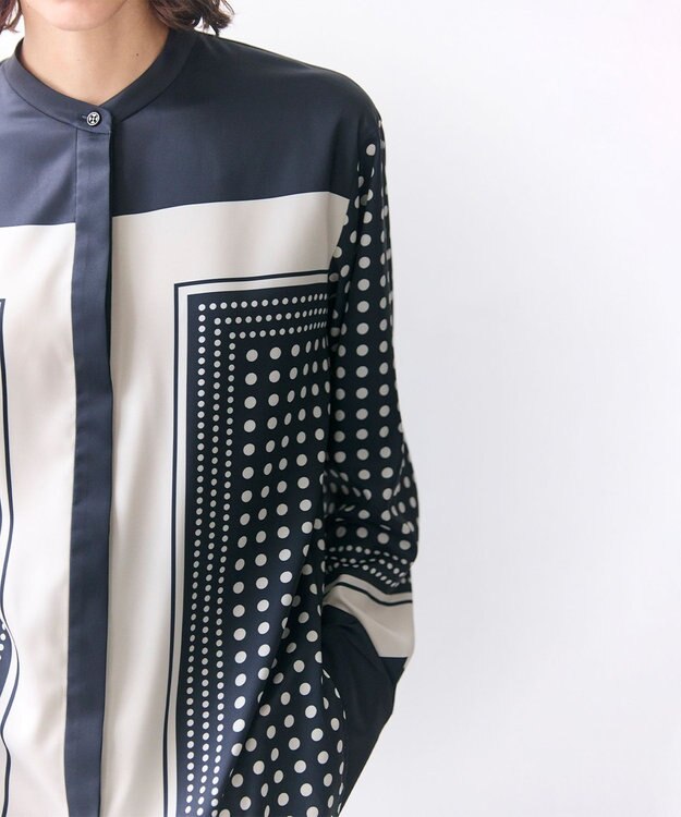 BEIGE， GADE / モノトーンドット柄バンドカラーブラウス Navy Mix