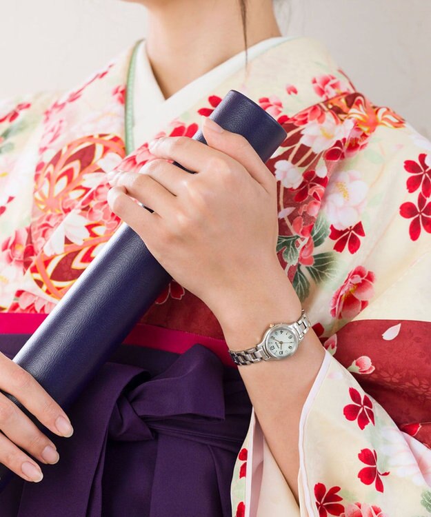 CITIZEN 【ソーラー電波】シンプルで使いやすい 小さめサイズ  秒針・日付つき  レトロクラシカルなテイスト シルバー