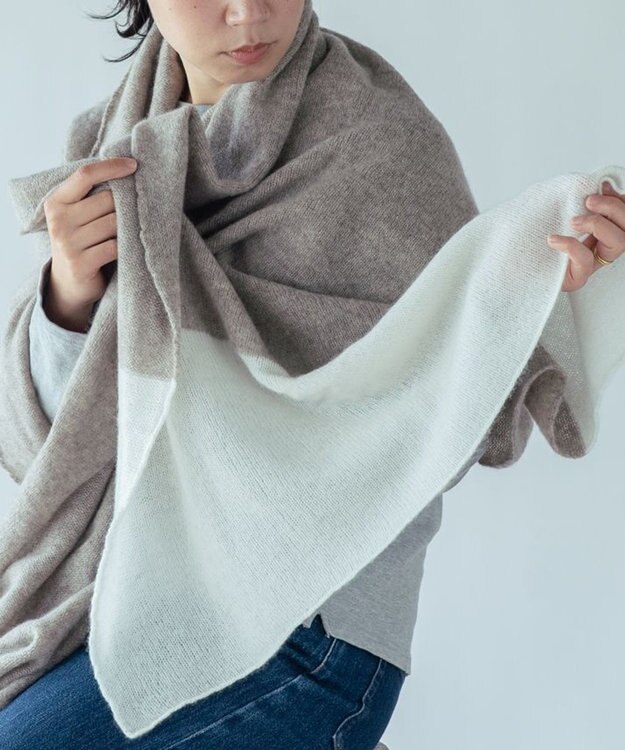 AND WOOL 〈上質な素材と手仕事から生まれた優しいニット〉カシミヤ100%の大判ストール（ツートンカラー） ベージュ×オフホワイト