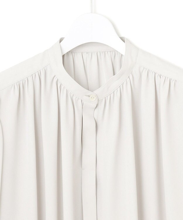 23区 ライトバックサテンアムンゼン ギャザーブラウス ライトグレー系