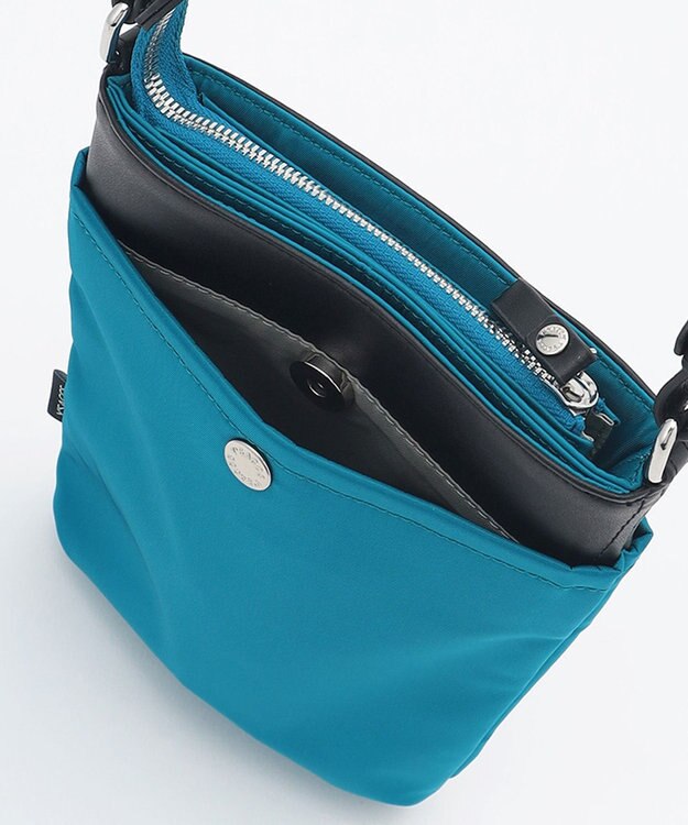 Y'SACCS 【大人のおしゃれ手帖11月号掲載】本上まなみ×Y'SACCS タックラウンドスマートポシェット ブルー