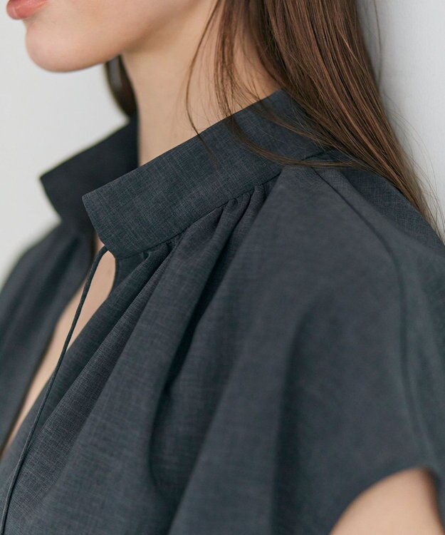 BEIGE， 【イージーケア】BATEAU / Vネック ギャザーブラウス Charcoal