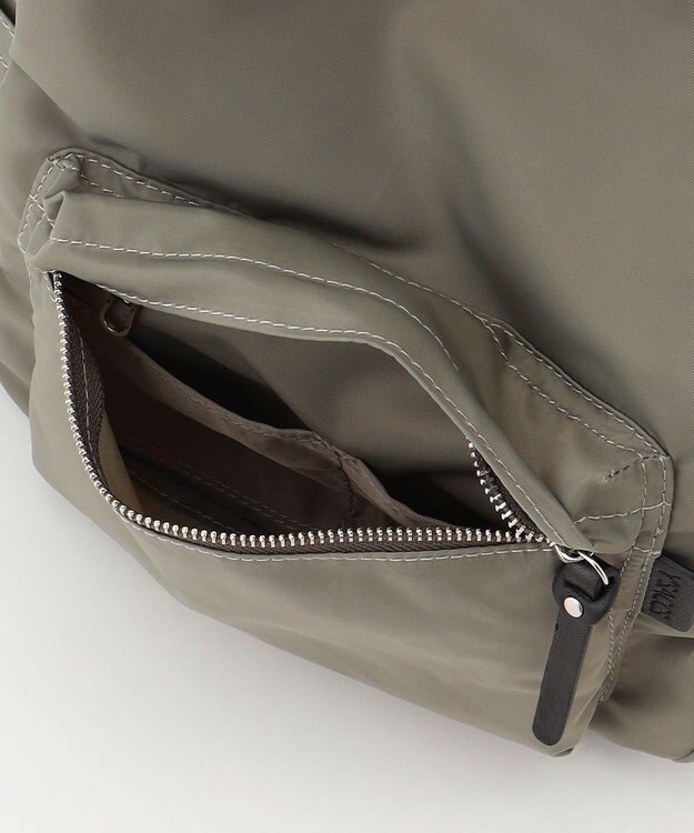 Y'SACCS フロントポケットベーシックリュック グレージュ