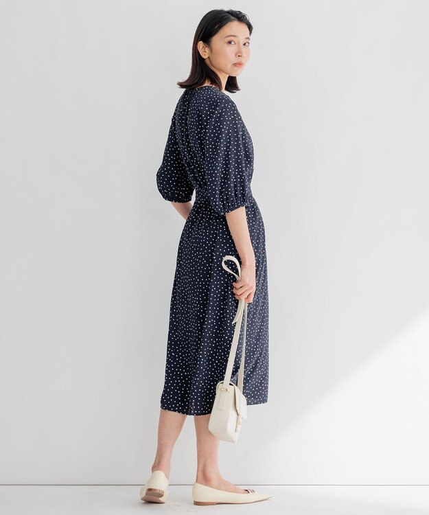 23区 【洗える】バックサテンアムンゼン ドットプリント ワンピース ベージュ×ブラックドット