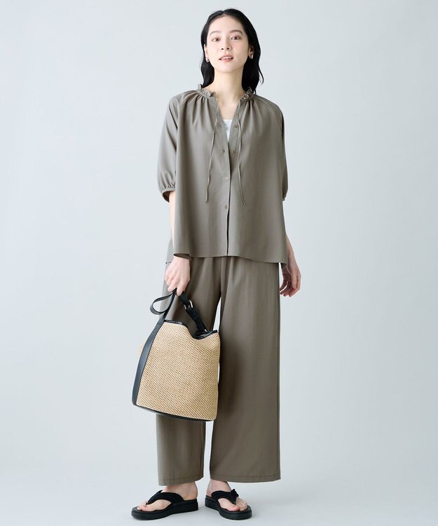 ANY 楽映えフリルネックブラウス（セットアップ着用可） カーキ