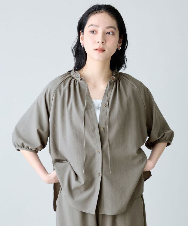 ANY 楽映えフリルネックブラウス（セットアップ着用可） カーキ