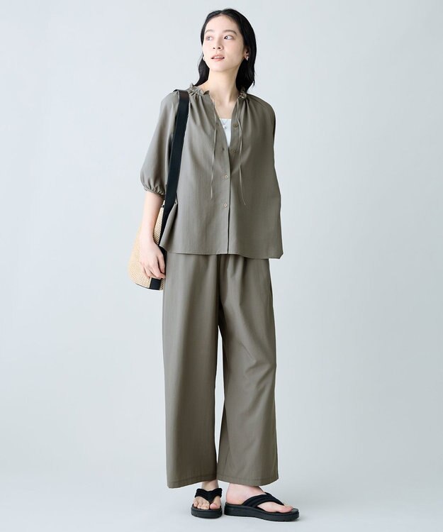 ANY 楽映えフリルネックブラウス（セットアップ着用可） カーキ