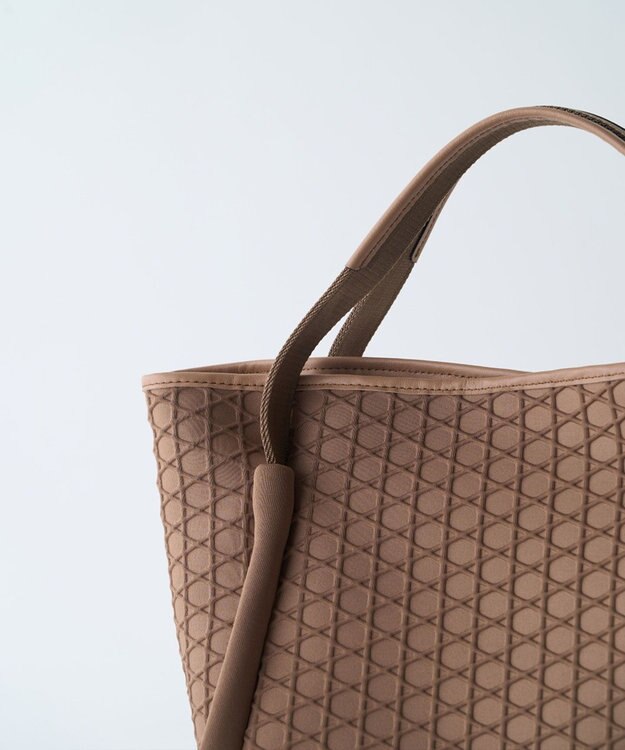 MIYABIYA LAQUOH【撥水加工】篭目柄エンボスボンディングトートS カフェオレ