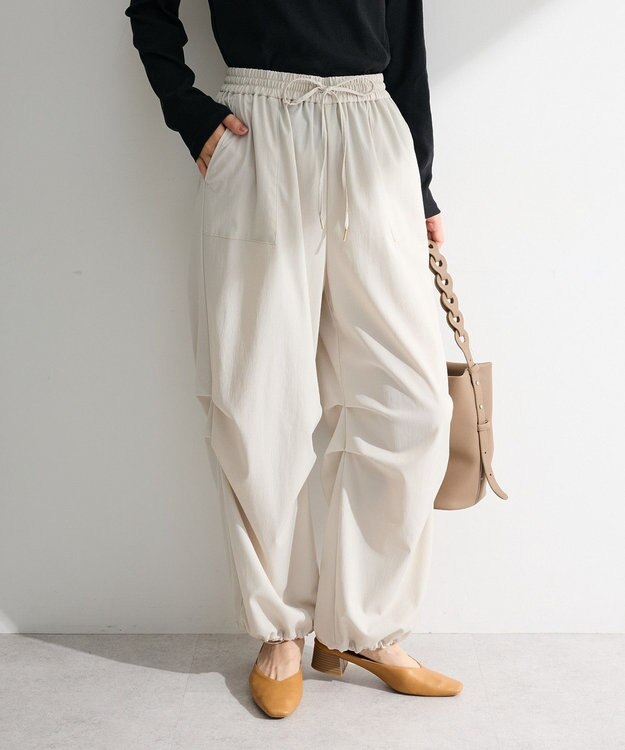 Green Parks 表面感サテンタックパンツ Gray Beige