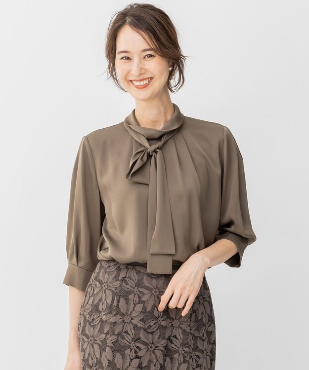 自由区 【洗える/UVケア/吸放湿性】シルクストレッチ ハイネックブラウス カーキ系
