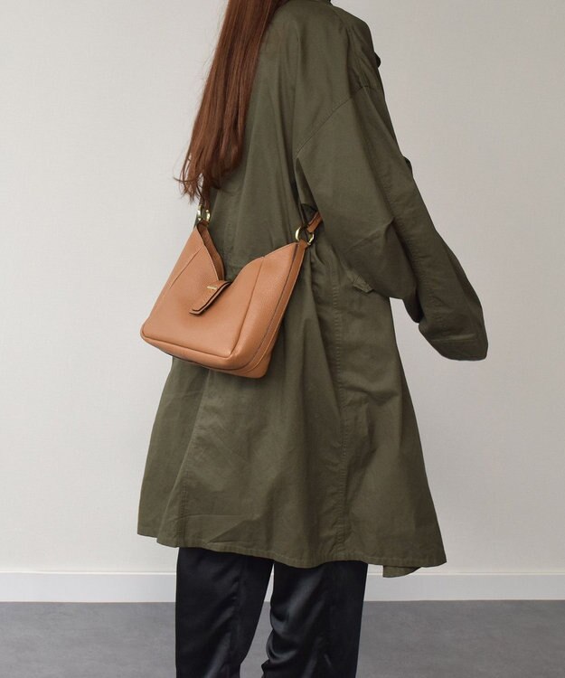 INTER-CHAUSSURES 【LORISTELLA】シュリンクレザーホーボーバッグ キャメル