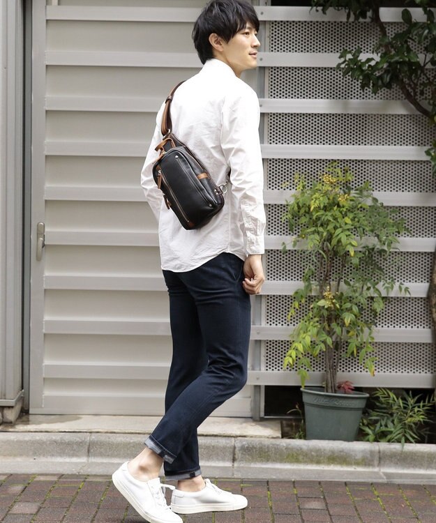 UNBILLION Otias シュリンクレザーオイル仕上げタテ型ボディバッグ ブラック