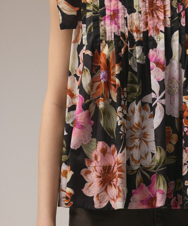 GRACE CONTINENTAL フラワープリントタックブラウス ブラック