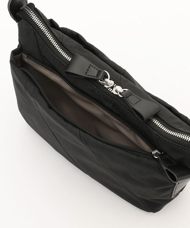 Y'SACCS ストリームラインポシェット ブラック