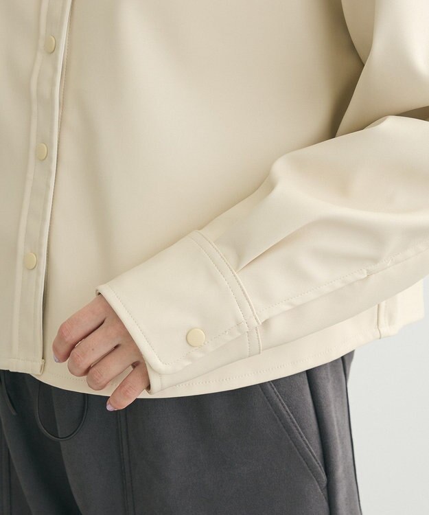 Green Parks ショート丈フェイクレザーシャツ Ecru