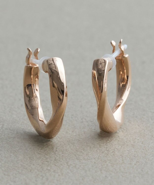 Phoebe 【金属アレルギー対応】ウェーブフープセラミックピアス　シャンパンゴールド シャンパンゴールド