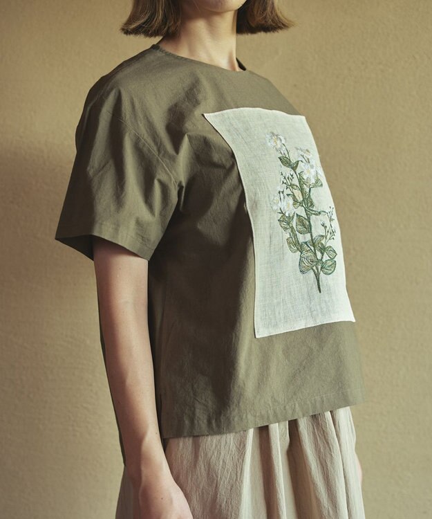 muuc ジャスミン刺繍半袖プルオーバー〈日本製・上質な天然素材・遠州織物〉〈繊細なオリジナル花刺繍〉〈ゆったりフリーサイズ〉〈上品な大人の布帛Tシャツ〉 カーキ