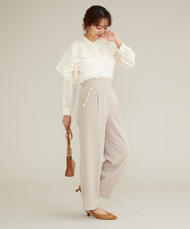 Feroux 【洗える】ジャカードフリルブラウス アイボリー系