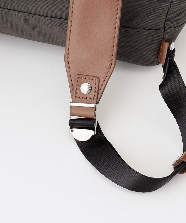 Y'SACCS 【リサイクルナイロン×カウレザー】ナチュラルデイパック グレー