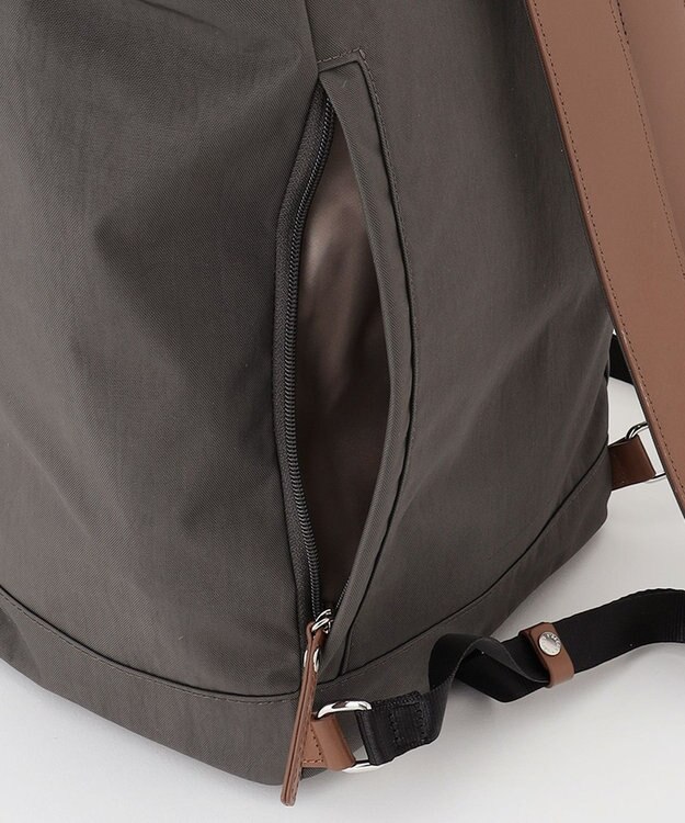 Y'SACCS 【リサイクルナイロン×カウレザー】ナチュラルデイパック グレー