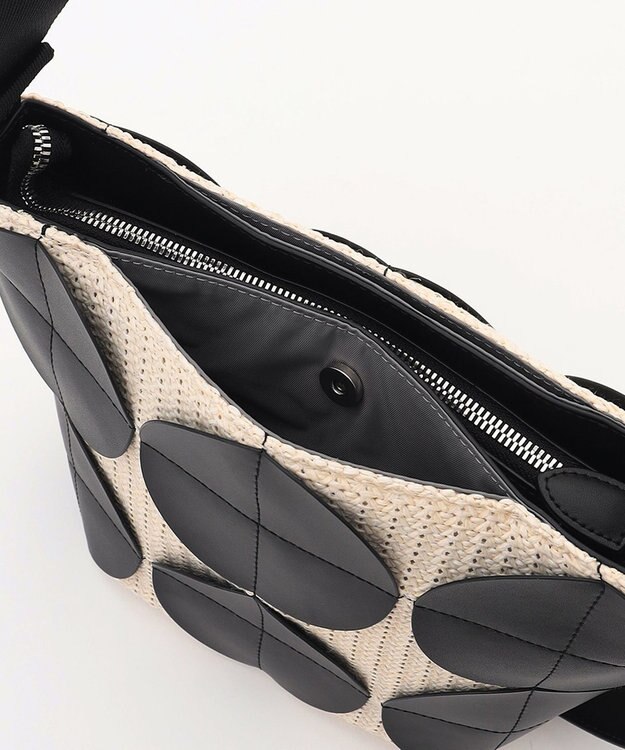 Y'SACCS サークルパッチショルダーバッグ ホワイト