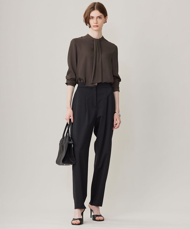 ICB 【接触冷感・UVケア・速乾・洗える】BackSatinAmunzen スカーフタイブラウス コーヒーベース柄系