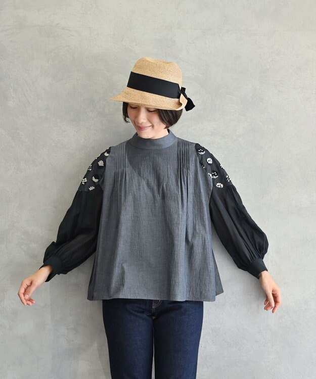 muuc 〈遠州織物の工場で織られた上質なコットン生地〉〈オーガニックコットン〉〈チュール素材に花刺繍〉あじさい小花刺繍ブラウス ネイビー