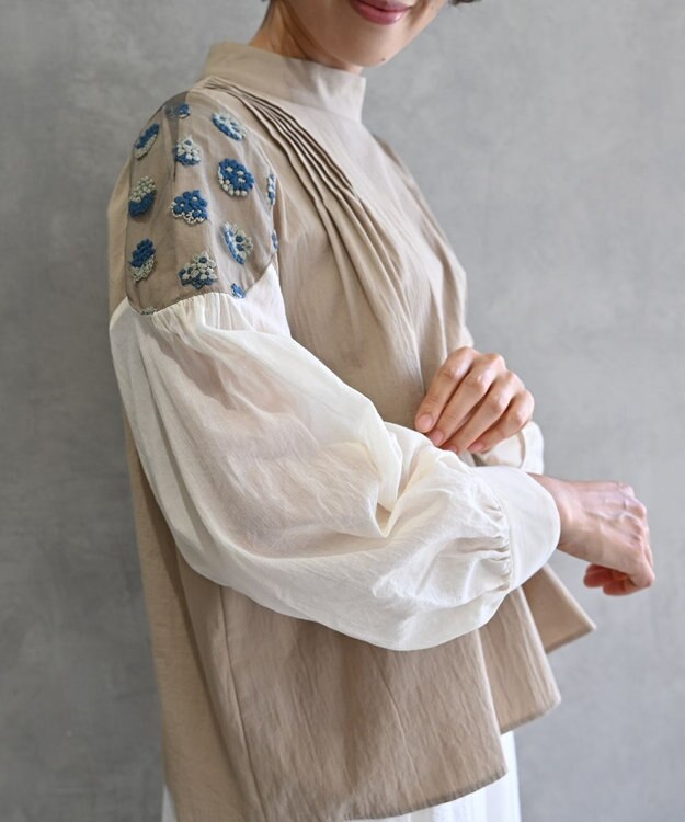 muuc 〈遠州織物の工場で織られた上質なコットン生地〉〈オーガニックコットン〉〈チュール素材に花刺繍〉あじさい小花刺繍ブラウス ベージュ