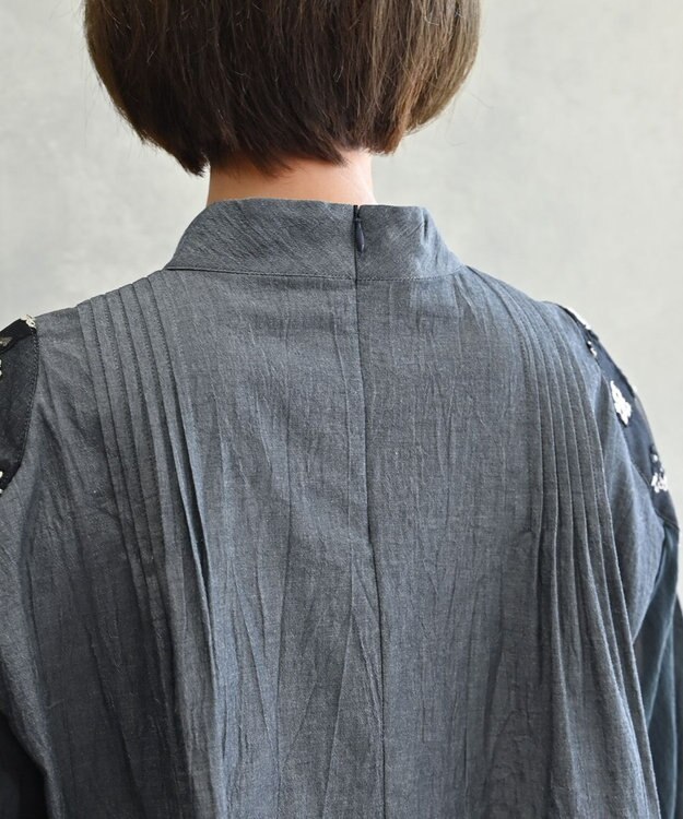 muuc 〈遠州織物の工場で織られた上質なコットン生地〉〈オーガニックコットン〉〈チュール素材に花刺繍〉あじさい小花刺繍ブラウス ネイビー