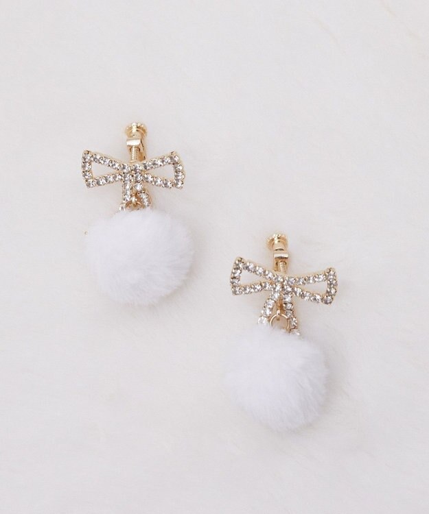 Maison de FLEUR フェイクファービジューリボンイヤリング White