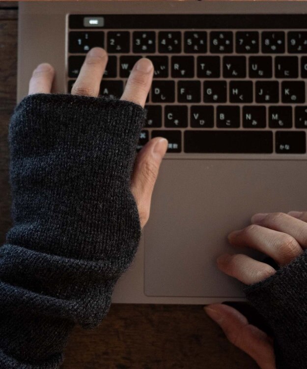 AND WOOL 〈上質な素材と手仕事から生まれた優しいニット〉カシミヤ100%アームウォーマー チャコールグレー