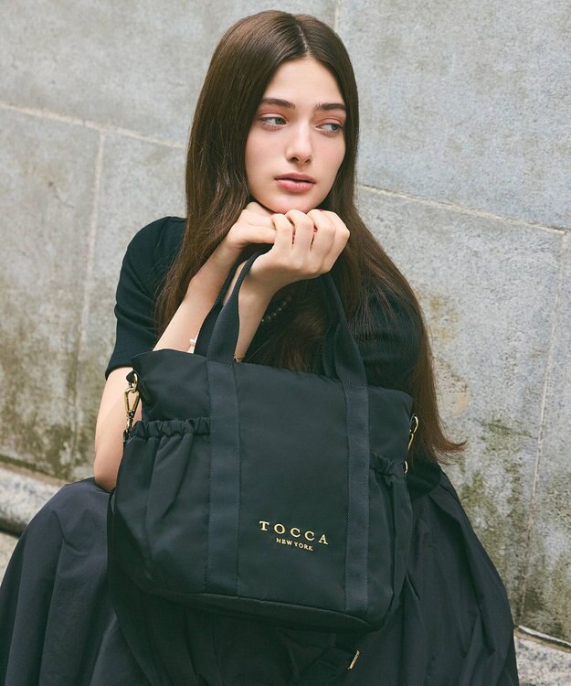 TOCCA 【WEB＆一部店舗限定・撥水・環境にやさしい素材】SANA SIDEPOCKET TOTE トートバッグ ブラック系