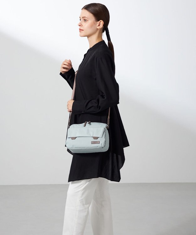 Y'SACCS ダブルタブ　トラベルポシェット ライトグレー