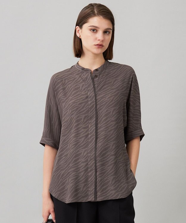 ICB L 【人気のため新色追加・接触冷感・UVケア・速乾・洗える】BackSatinAmunzen 5分袖バンドカラーブラウス ゼブラ［ブラウン］系