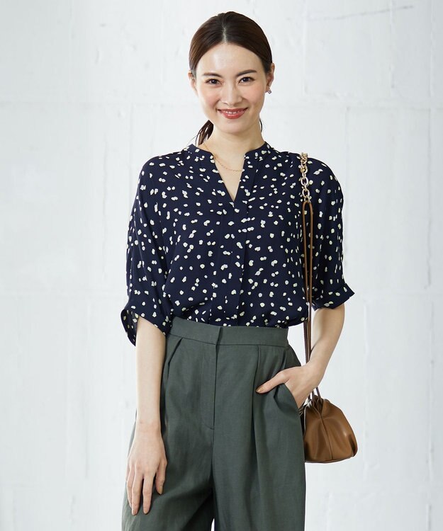 ICB 【WEB限定カラーあり・洗える】Back Satin Amunzen キーネックブラウス ネイビー系柄